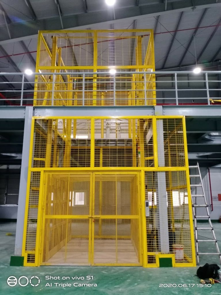 Thang nâng hàng thủy lực tải trọng 2 tấn Thang nâng hàng thủy lực tải trọng 2 tấn