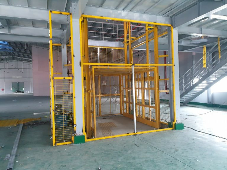 Thang nâng hàng thủy lực tải trọng 2 tấn 4 Thang nâng hàng thủy lực tải trọng 2 tấn 4