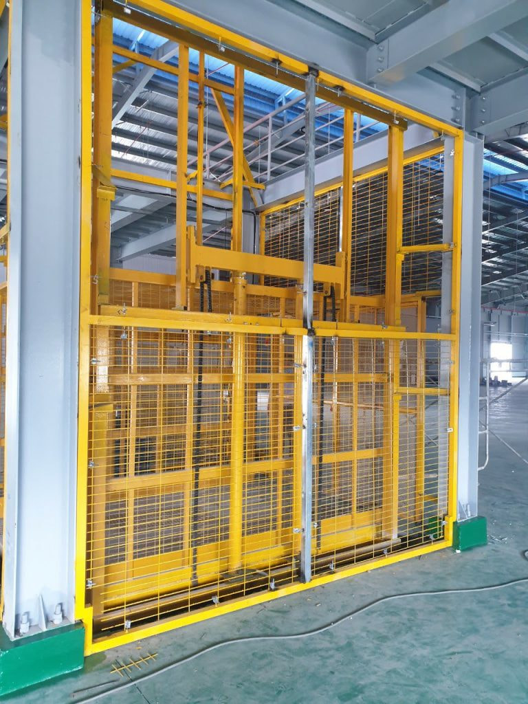 Thang nâng hàng thủy lực tải trọng 2 tấn 5 Thang nâng hàng thủy lực tải trọng 2 tấn 5