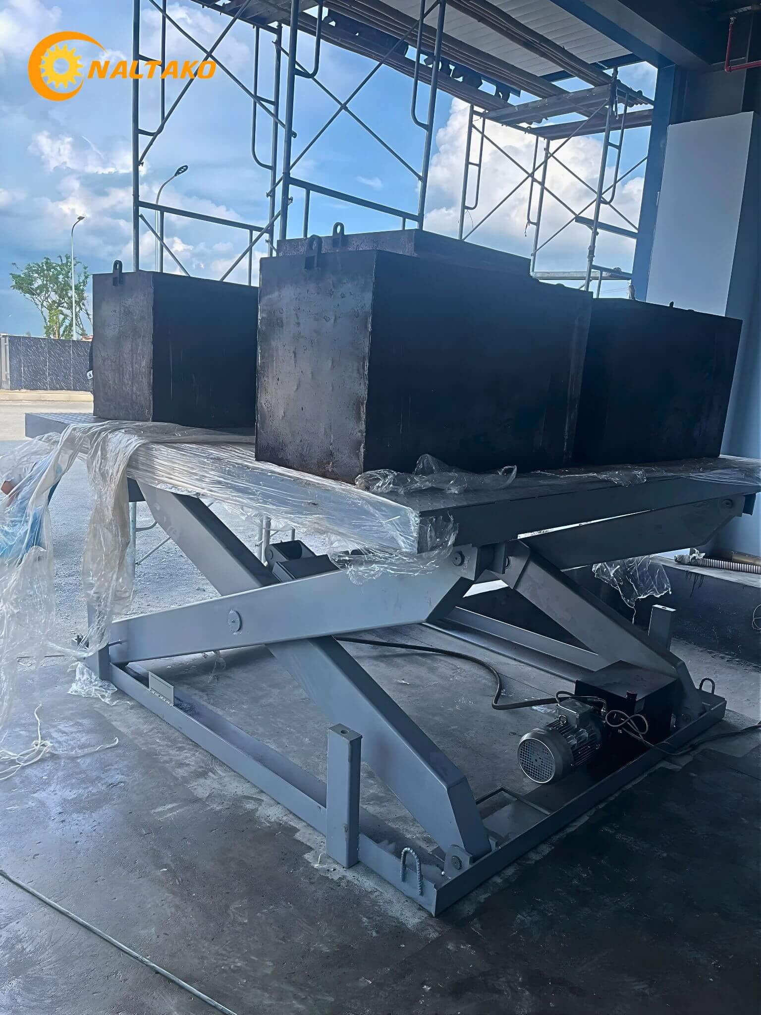 Naltako tiến hành thử tải bàn nâng thủy lực