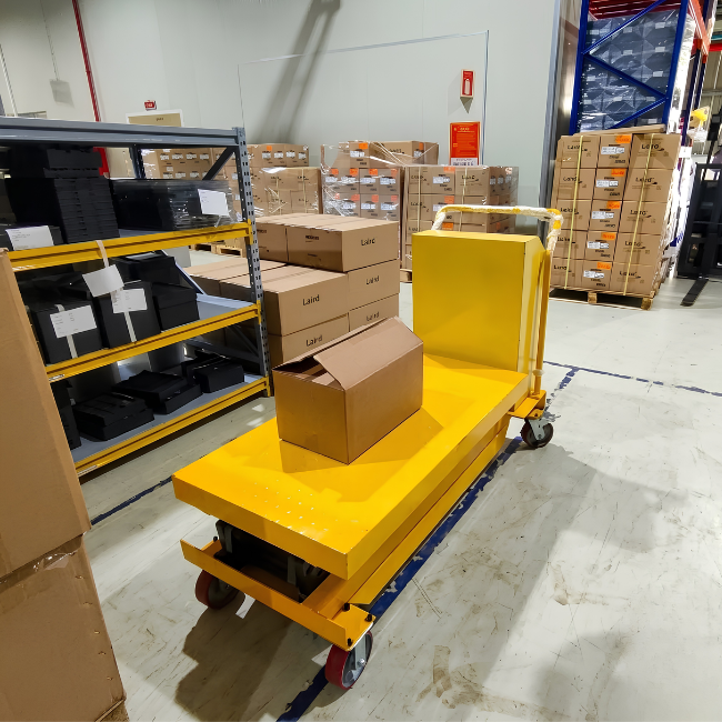 500kg Hydraulic Lift Table, Lifting Range 280 – 900 mm 3 500kg Hydraulic Lift Table, Lifting Range 280 – 900 mm 3