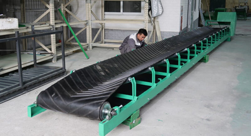 Băng tải cao su lòng máng là thiết bị chuyên dụng vận chuyển các vật liệu rời dạng hạt hoặc bột