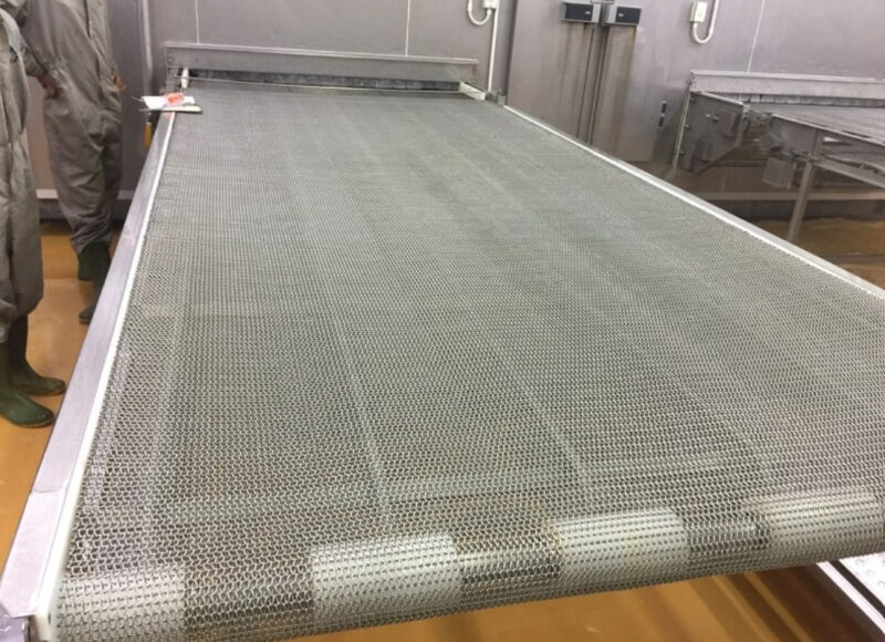 Băng tải xích tấm được ứng dụng trong ngành đồ uống để di chuyển các thùng và chai lọ dễ dàng 
