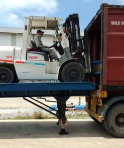 cầu dẫn hàng lên container