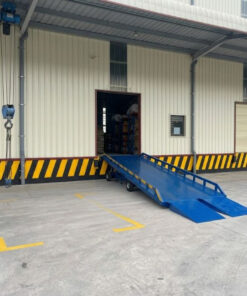 Cầu dẫn xe nâng tải trọng 4 tấn được thiết kế với lớp lưới dập giãn, chống trượt hiệu quả