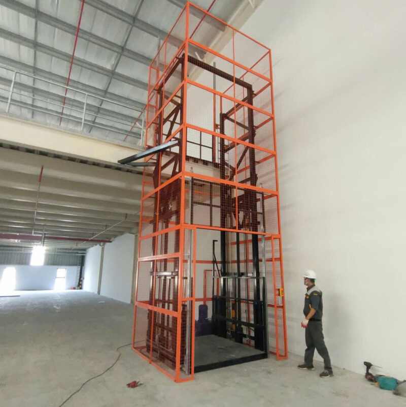 Thang nâng hàng thủy lực là thiết bị hỗ trợ nâng hàng giữa các tầng trong nhà kho
