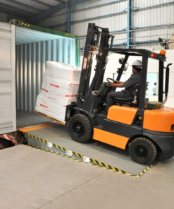 Dock container tạo ra mặt phẳng giúp sẽ nâng di chuyển