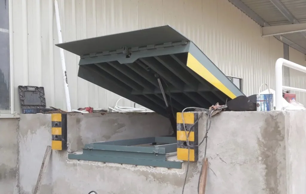 Hydraulic dock leveler