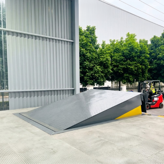 Dock Leveler with 2x2m Deck, 6000kg Capacity 5 Dock Leveler with 2x2m Deck, 6000kg Capacity 5