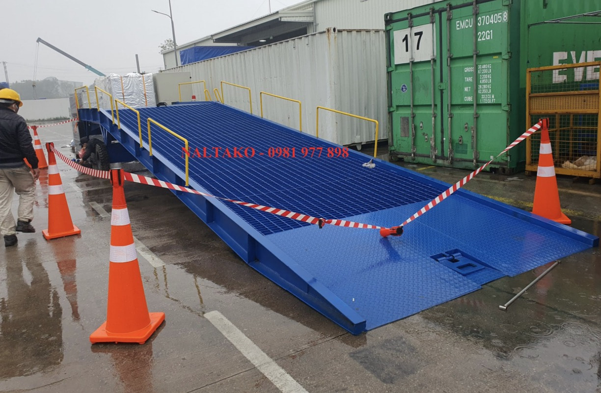 Naltako cung cấp cầu dẫn xe nâng lên container giá tốt