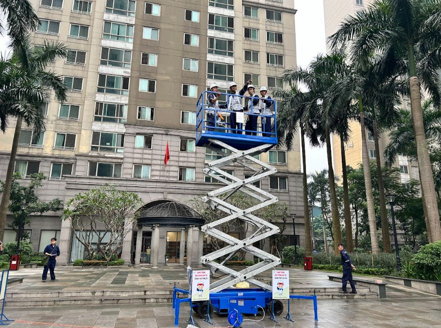 Bàn nâng được thiết kế đặc biệt để nâng người