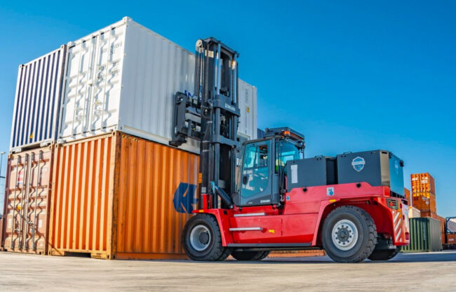 Xe nâng có khả năng nâng container và có thể tời hàng nhanh chóng