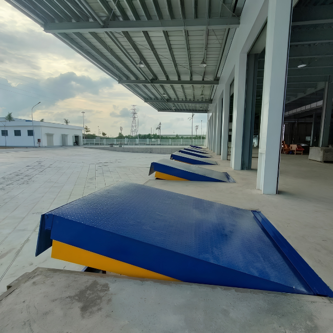 8-ton Hydraulic Dock Leveler with 2x2m Deck 3 8-ton Hydraulic Dock Leveler with 2x2m Deck 3
