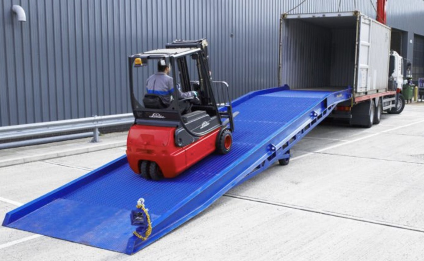 Sử dụng cầu dẫn xe nâng mặt sàn grating để đảm bảo an toàn