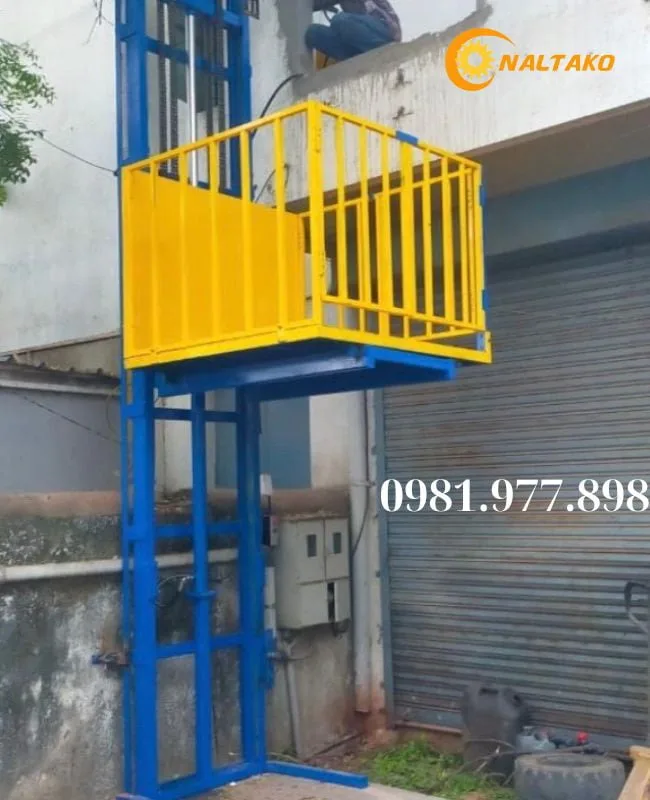 Thang nâng 2 trụ đứng phù hợp với xưởng sản xuất và kho hàng nhỏ