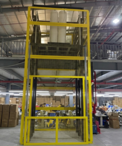 Thang nâng hàng được trang bị hệ thống thủy lực mạnh mẽ