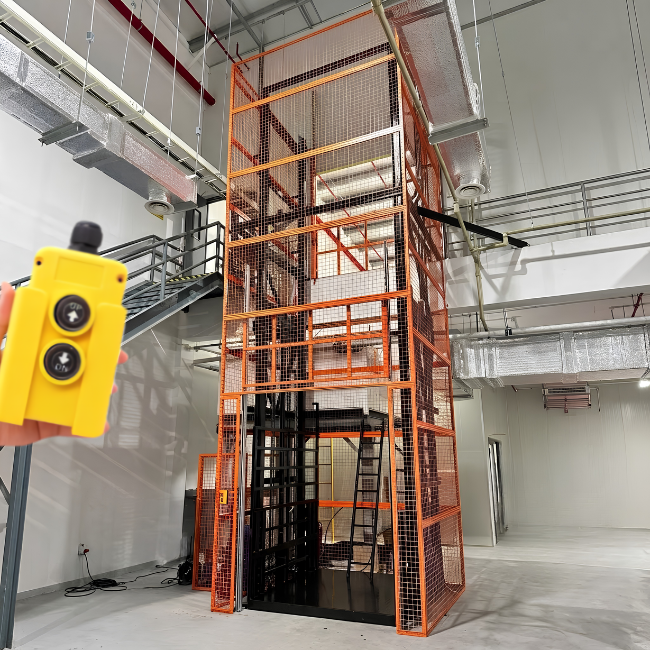 Remote-Controlled Hydraulic Cargo Lift Remote-Controlled Hydraulic Cargo Lift