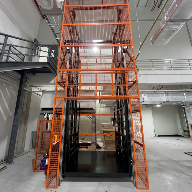 Remote-Controlled Hydraulic Cargo Lift 2 Remote-Controlled Hydraulic Cargo Lift 2