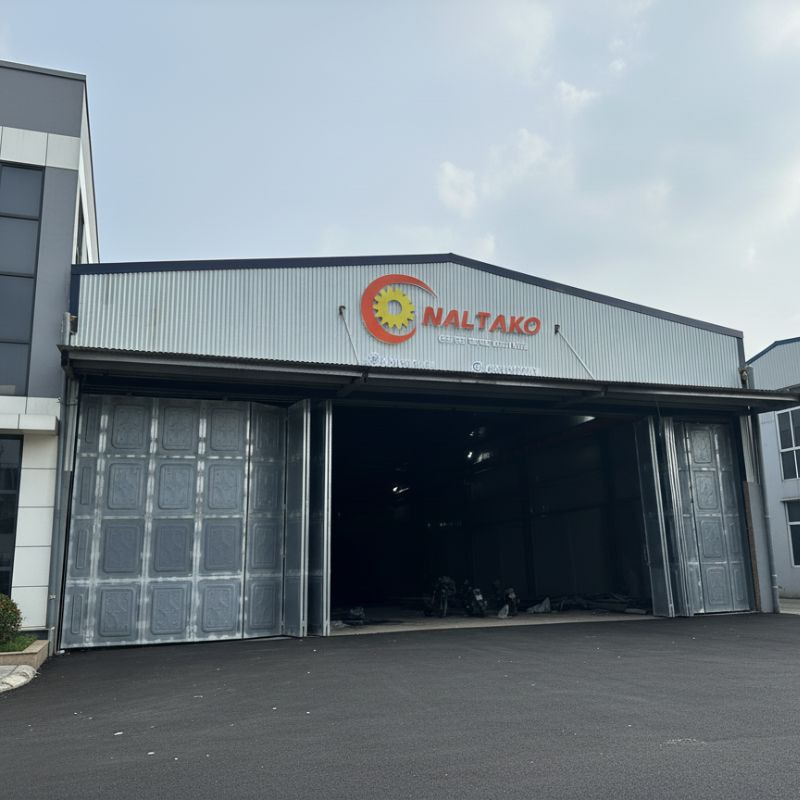 Vị trí nhà máy thuận tiện giao thông giúp việc vận chuyển nguyên vật liệu và thành phẩm diễn ra nhanh chóng 