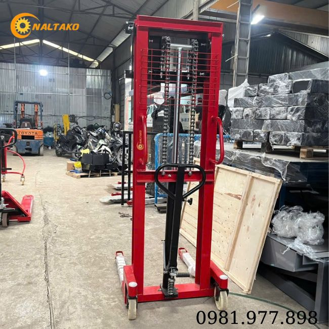 Xe nâng tay cao 2 tấn là gì?
