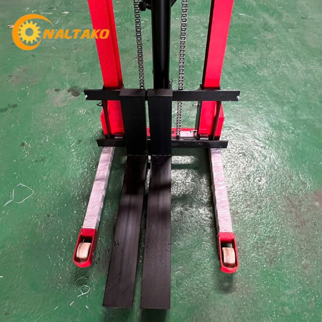 Xe nâng tay 2 tấn được sử dụng rộng rãi trong các nhà kho, xưởng sản xuất