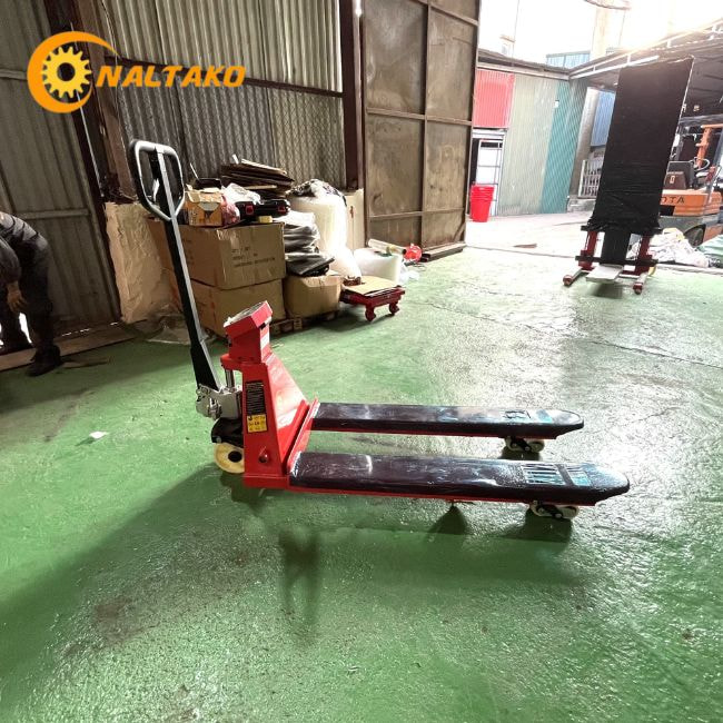 Xe Nâng Tay Có Gắn Cân Điện Tử 3 Xe Nâng Tay Có Gắn Cân Điện Tử 3