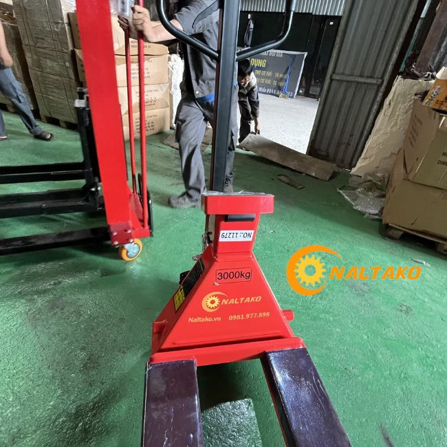 Xe Nâng Tay Có Gắn Cân Điện Tử 5 Xe Nâng Tay Có Gắn Cân Điện Tử 5