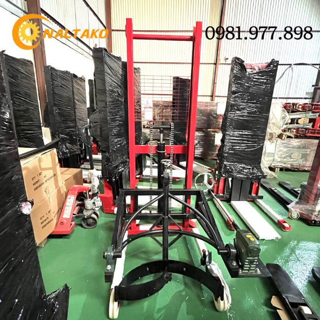 Người vận hành cần hiểu rõ về xe nâng thùng phuy để sử dụng hiệu quả